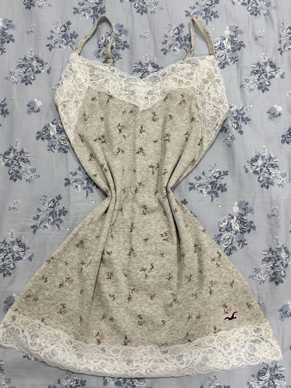 Coquette Hollister Co. Gray Floral Lace-Trim Cami